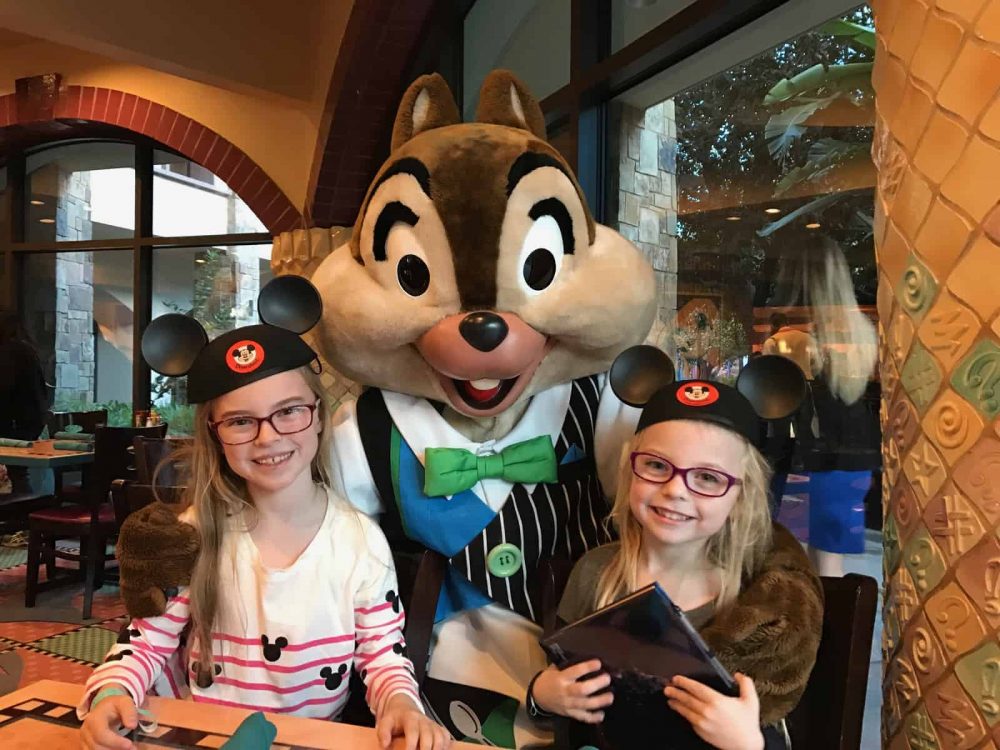 Hanging out with the Disney Characters at Goofy's Kitchen #Disneyland