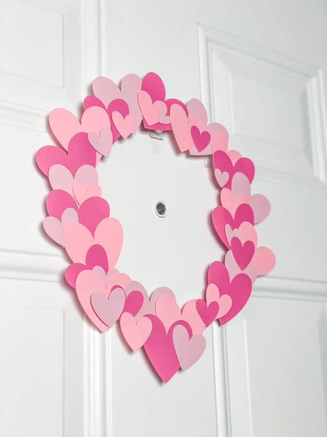 DIY Rustic Valentine Wreath with Yarn and hearts - The Crafting Nook