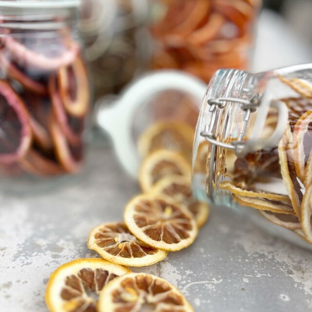 Absolutely love dehydrating fruits for cocktails! #wykyk #lemons #dehydratedfood